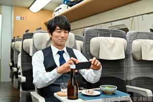 出張先で見付けたご当地グルメとお酒を新幹線の車内で一人楽しむ新ドラマ「♯居酒屋新幹線」Ⓒ「＃居酒屋新幹線」製作委員会・ＭＢＳ（ジェイアール東日本企画提供）