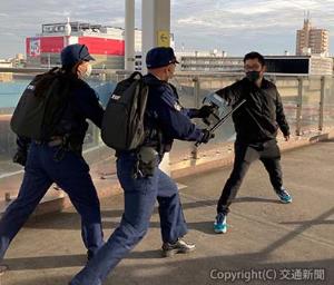 初めて警察と合同で行われた訓練（名古屋臨海高速鉄道提供）