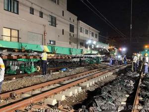 鉄道クレーンを使って行われた三鷹駅の分岐器撤去・敷設工事の様子（ＪＲ東日本提供）