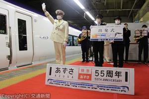 出発合図をする高島副駅長（ＪＲ東京支社提供）