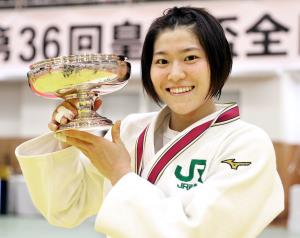 全日本女子選手権で初優勝し、笑顔の田中選手（代表撮影）
