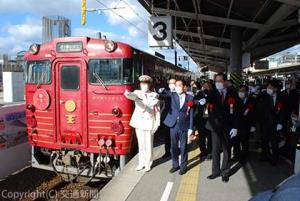 出発合図する野本駅長（前列左端）、中村知事（同左から２人目）、野志市長（同３人目）ら