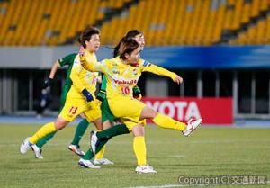 クリアミスを拾ってシュートを放ち、決勝点を奪った鴨川（10）ⒸＪＥＦＵＮＩＴＥＤ（ジェフユナイテッド提供）