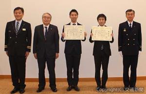 感謝状を授与された宮林さん（中央）と指田さん（右から２人目）＝ＪＲ東日本スポーツ提供＝