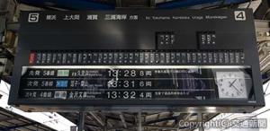 京急川崎駅の「パタパタ」案内表示装置（京浜急行電鉄提供）