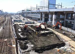 新幹線高架橋と在来線線路に挟まれた福島駅東側エリアではアプローチ線の新設工事が進む