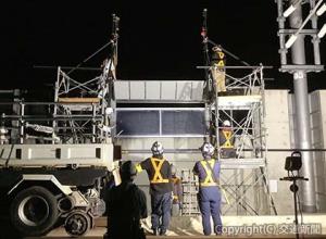 八戸―七戸十和田間の高架橋で軽量化したＮＩＤＥＳを設置する工事の様子（ＪＲ東日本提供）