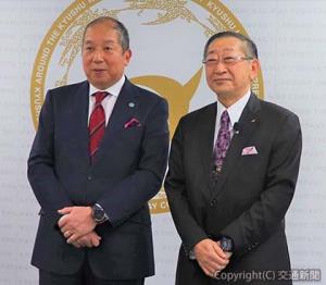 会見した青柳社長（右）と向谷氏（ＪＲ九州提供）