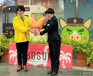 花束を受け取る鐘ケ江駅長（ＪＲ九州提供）