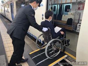 乗務員による乗降支援のイメージ（ＪＲ九州提供）