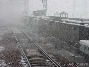 上越新幹線の高架上に設置された散水消雪設備（スプリンクラー）＝ＪＲ東日本提供＝