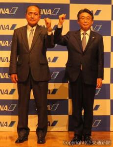 会見に臨んだ片野坂社長（右）と芝田専務執行役員