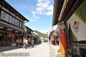 「のれん」が町のシンボルとなっている真庭市勝山の町並み保存地区（ＪＲ西日本提供）