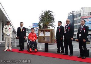ポストを囲んだ杉村選手（左から３人目）、菅原駅長（左端）ら（ＪＲ東日本提供）