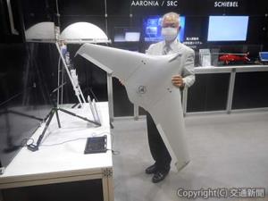 鉄道施設の保守点検で有効性が指摘されるのが小型無人機のドローン。昨年の総合展示会「Ｊａｐａｎ　Ｄｒｏｎｅ（ジャパンドローン）」に出展した東京の企業は、一般航空機に近い固定翼無人機を情報発信した