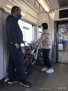 車内への自転車持ち込みのイメージ（西日本鉄道提供）