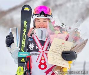 ３大会ぶり４回目の優勝を飾った栗山選手（ガーラ湯沢提供）