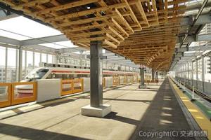 杉の木組みを採用した竹ノ塚駅の高架ホーム
