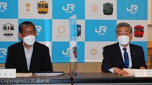 審査内容を説明する半井会長（右）と櫻井委員長
