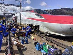 東北新幹線の脱線現場では復旧作業に全力を挙げている＝福島―白石蔵王間＝（ＪＲ東日本提供） 