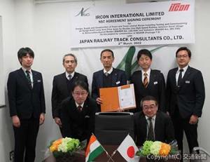 調印式に出席した堀山社長（後列右から２人目）ら=日本線路技術提供=