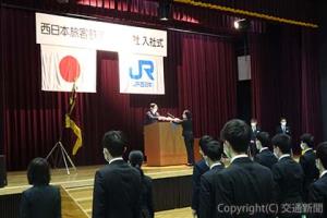 辞令を手渡す長谷川社長（左）