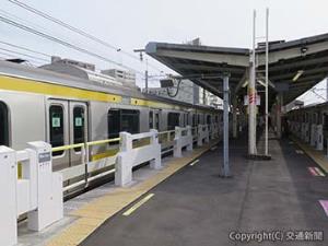 総武線下総中山駅のホームドア（ＪＲ東日本提供）