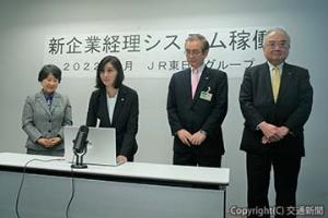 システムへのログインを見守る伊藤常務（左端）、横山社長（右端）、細川社長（右から２人目）