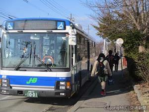 転換バスで登校する静内高校生徒ら＝静内高校前停留所＝（ＪＲ北海道提供）