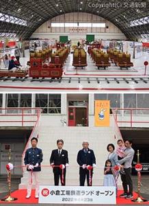 ㊤２階は歴代車両の座席やデザインパネルなどを展示㊦テープカットする古宮社長（左から２人目）、水戸岡氏（同３人目）、坂本所長（左端）ら