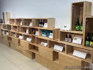 「津軽ラウンジ」内に展示されている返礼品（ＪＲ秋田支社提供）