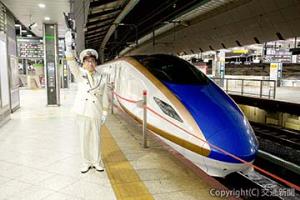 ＪＲ東日本の駅長制服を着用した記念撮影のイメージ（ＪＲ東日本提供）