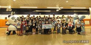 成田空港駅で下車した一行。子どもたちは着ぐるみのお出迎えに「かわいい」と一斉に声を上げ、駆け寄っていた