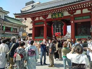 東京の老舗観光地の一つ、浅草。期間中は好天に恵まれたことで多くの観光客でにぎわいをみせた（５月５日、雷門付近）