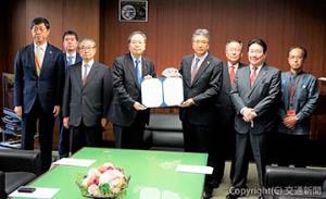斉藤大臣（左から４人目）に要望書を手渡す髙橋会長（同５人目）
