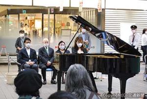 オープニングセレモニーでは駅利用者らが地元高松市出身ピアニスト・宮崎朋菜さんの演奏に聴き入った