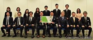 報告会に出席した中尾本部長（前列左から３人目）、小布施本部長（同右から３人目）ら