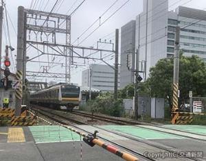 、南武線向河原駅構内の「向河原駅前踏切」（ＪＲ横浜支社提供）