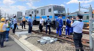 現場検証を行う関係者