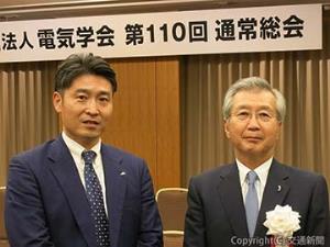 電気学会理事・産業応用部門長に就任した林屋氏（左）。右は新会長の勝野哲中部電力会長（ＪＲ東日本提供）