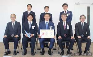 団体賞を受賞した西村監督（前列中央）と大保主将（前列左から２人目）