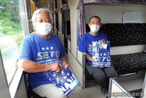 寝台車内でオハネフグッズを持つ岸井さん（左）とボランティアで電気工事を行っている井澤孝文さん