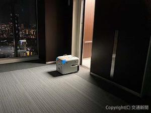 エレベーターに自動で乗り込む清掃ロボット（ＪＲ西日本メンテック提供）