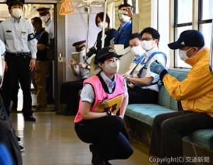 青森駅構内で実際の列車を使用して行われた「不審者対応訓練会」（ＪＲ青森支店提供）