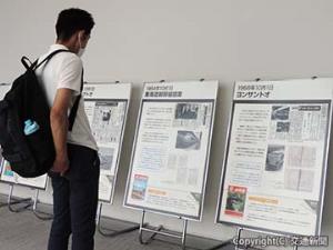 パネルを注視する来場者