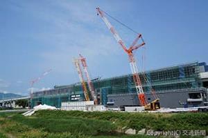 工事が進む敦賀駅。手前には木の芽川が流れる