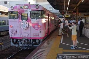 岡山駅ホームに停車する「ＳＡＫＵ美ＳＡＫＵ楽」。淡いピンク色のかわいらしさが感じられる車両
