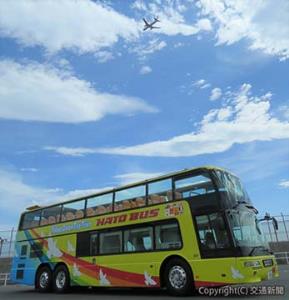 羽田空港の制限区域内を初めて走行した、はとバス。２階建てオープントップバスならではの視界が広がる