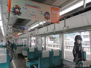 アニメのイラストなどで装飾したコラボ列車の車内（ＪＲ東海提供）