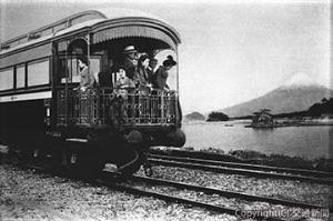 １９１２年６月に新橋―下関間で運転を開始した最初の特別急行列車（鉄道博物館提供）